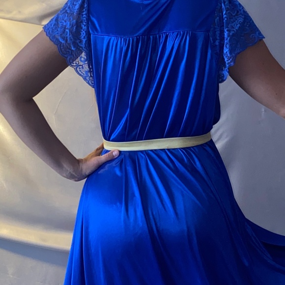 Vtg Silky Snow White Sissy Ruffled LACE SWEEP NIGHTGOWN OSFM - Picture 16 of 16